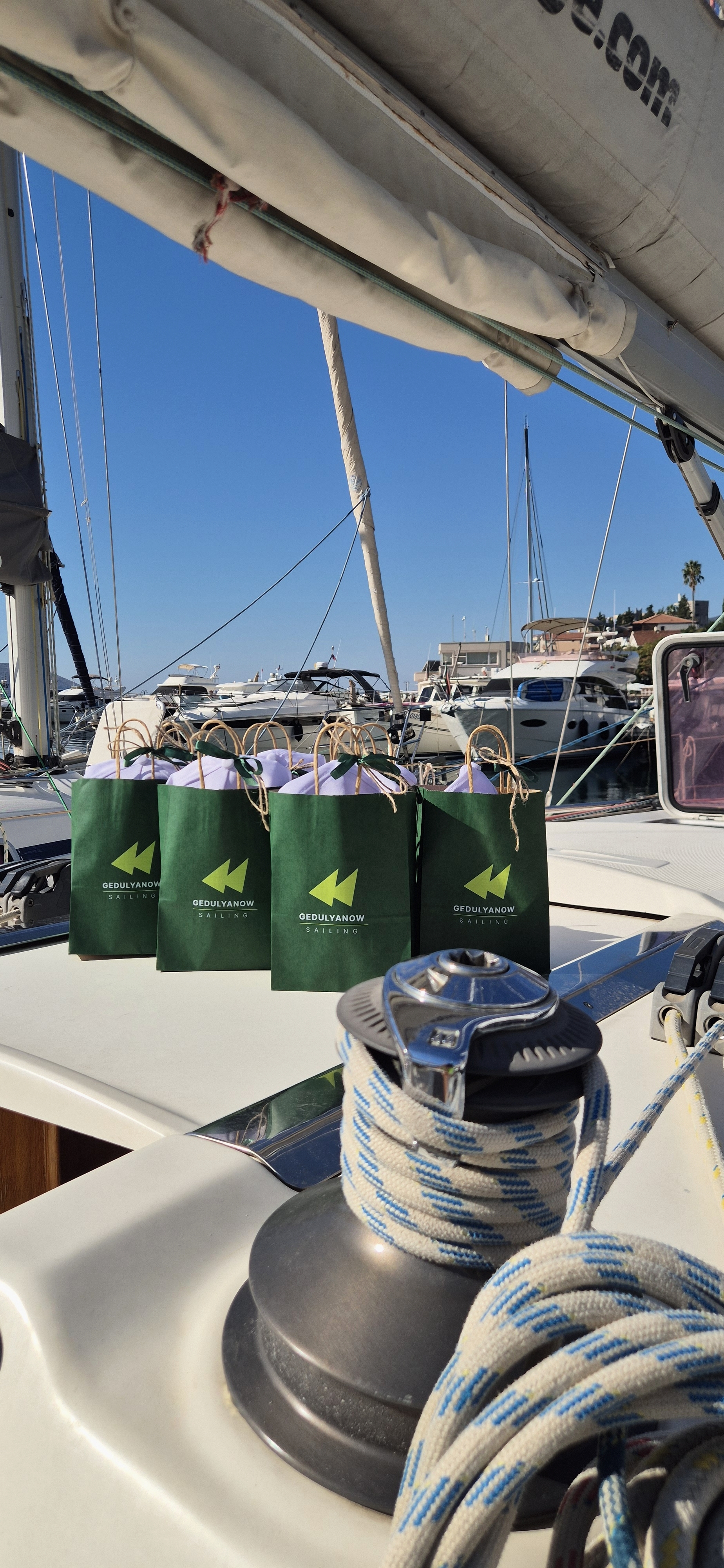 Фирменные пакеты Gedulyanow Sailing на яхте в марине